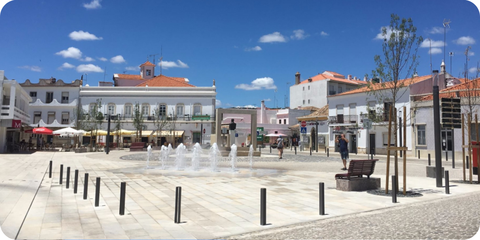 Een binnenzwembad, een buitenzwembad